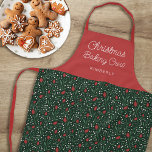 Delantal Navidades de patrón floral de bonito | Nombre<br><div class="desc">Este bonito delantal de Navidades presenta un patrón floral y verde dibujado a mano, con Navidades clásicos y tradicionales de colores rojo, verde y marfil sobre un fondo verde oscuro. Simple, la tipografía de guiones dice, "Navidades haciendo Crew", y una plantilla de texto está incluida para personalización! Un diseño elegante...</div>