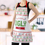 Delantal Navidades feos suéter nombre de unidad verde nórdi<br><div class="desc">"Come, bebe y sé feo". Aquí hay una forma maravillosa de añadir a la diversión de sus vacaciones horneando. Añade brillo extra a tus aventuras culinarias vacacionales cuando usas este delantal único, caprichoso, moderno y personalizado de Navidades. Un lindo patrón nórdico de islas hermosas de árboles caprichosos, renos, ornamentos, junto...</div>