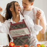 Delantal Navidades rojaron nombre de familia verde rojo per<br><div class="desc">Navidades rústicos clásicos de la tradición de manzana tartán color rojo oscuro y verde oscuro personalizado con el nombre de la familia y el texto.</div>