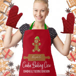 Delantal Navidades rojos de Cookie Baking Crew<br><div class="desc">¡El delantal ideal para todos tus Navidades! Hombre de pan de jengibre y alfiler con tu nombre. La tipografía divertida dice "Cookie Baking Crew - División de hornear y hornear". ¡El delantal perfecto para toda tu familia!</div>