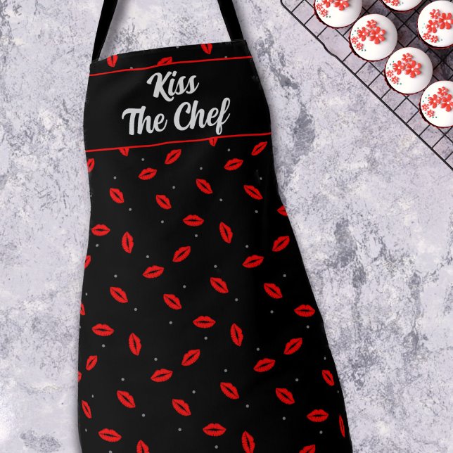 Delantal negro con impresión de labios rojos Besa  (Best kisses are found in the kitchen. A useful Valentine's Day gift for your boyfriend or girlfriend)