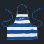 Delantal Niños cortados con rayas azules y blancas personal<br><div class="desc">A tu hijo le encantará la artesanía o la ayuda a cocinar en este Apron personalizado de rayas azules y blancas. Este moderno diseño tiene amplias rayas horizontales en el delantal de toda la impresión y su nombre está escrito en blanco y llamativo en la parte superior. HAGA CLIC EN...</div>