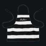 Delantal Niños rayados blancos y negros personalizados<br><div class="desc">A tu hijo le encantará la artesanía o la ayuda a cocinar en este Apron personalizado de rayas blancas y negras. Este moderno diseño tiene amplias rayas horizontales en el delantal de toda la impresión y su nombre está escrito en blanco y llamativo en la parte superior. HAGA CLIC EN...</div>