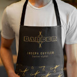 Delantal Nombre de barras tijeras de oro patrón barbería ne<br><div class="desc">Espectro estilista barber personalizado con el logo falso en negrita de escritura tipográfica y con el nombre y título del barbero sobre tijeras negras con patrones de fondo.          Perfecto para una apariencia profesional de empleado de salón masculino.</div>