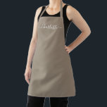 Delantal Nombre de escritura personalizada taupe femenino e<br><div class="desc">Nombre de escritura moderna personalizada taupe texto monograma solido color liso simple femenino elegante chic taupe y texto blanco delantal de cocina. Personalice,  personalícelo con nombre,  cita,  frase o texto. Ideal para cocineros,  chefs,  alfarería,  cerámica,  artesanías,  trabajo,  cocina,  repostería,  barbacoa,  parrilla,  etc</div>