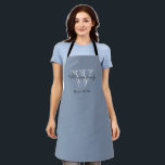 Delantal Nombre de familia de monograma rústico Clásico Azu<br><div class="desc">Monograma Rústico Personalizado Nombre Familia Clásico Apron Azul Elegante. Monograma inicial personalizado, con el apellido de la familia o cualquier nombre y fecha establecida en letras de guión en un fondo gris azul. Apron hace un regalo único para un boda, recién casados o una ducha de novia. Encantador por su...</div>