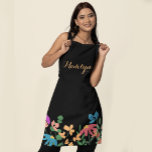 Delantal Nombre de guión floral colorido Personalizado<br><div class="desc">Transforme la cocina en una experiencia encantadora con nuestro colorido guión floral Nombre Apron personalizado. Decorado con florales vibrantes y tipografía de escritura elegante sobre negro, este delantal le da un toque personalizado a cualquier aventura culinaria. Personalizar con tu nombre para que sea realmente tuyo o sorprenda a un ser...</div>