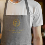 Delantal Nombre de la barbería logotipo de oro barbería cue<br><div class="desc">El delantal de barbería personalizado con tijeras falsas de oro y el logo de la corona de laurel (¡puedes reemplazarlo por el tuyo!) y con el nombre y el título del barbero sobre un aspecto de cuero gris plateado (IMPRESO,  NO REAL CUERO) de fondo.          Perfecto para un aspecto profesional.</div>