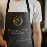 Delantal Nombre de la barbería logotipo de oro barbería cue<br><div class="desc">El delantal de barbería personalizado con tijeras falsas de oro y el logo de la corona de laurel (¡puedes reemplazarlo por el tuyo!) y con el nombre y el título del barbero sobre un fondo de cuero negro.          Perfecto para un aspecto profesional.</div>