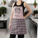 Delantal Nombre de la cocina de cocción de búfalo rosa y gr<br><div class="desc">Presentamos nuestra elegante cocina rosa y grisácea con platos de salsa de búfalo llamada Apron, un accesorio imprescindible para el chef moderno. Este delantal, hecho con materiales de alta calidad, combina el diseño clásico de mantas de búfalo con un toque personalizado. Diseñado tanto para su estilo como para su funcionalidad,...</div>