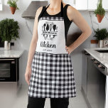 Delantal Nombre de la cocina de la placa de búfalo negra y<br><div class="desc">Presentamos nuestro elegante restaurante Black and White Buffalo Plaid Kitchen Name Apron, un accesorio imprescindible para el chef moderno. Este delantal, hecho con materiales de alta calidad, combina el diseño clásico de mantas de búfalo con un toque personalizado. Diseñado tanto para su estilo como para su funcionalidad, el delantal presenta...</div>