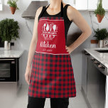 Delantal Nombre de la cocina de la placa de búfalo negra y<br><div class="desc">Presentamos nuestra elegante Cocina de Cocina Negra y Roja Buffalo Name Apron, un accesorio imprescindible para el chef moderno. Este delantal, hecho con materiales de alta calidad, combina el diseño clásico de mantas de búfalo con un toque personalizado. Diseñado tanto para su estilo como para su funcionalidad, el delantal presenta...</div>