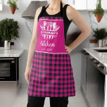 Delantal Nombre de la cocina de la placa de búfalo rosado c<br><div class="desc">Presentamos nuestro elegante Buffalo Plaid Kitchen Name Apron, un accesorio imprescindible para el chef moderno. Este delantal, hecho con materiales de alta calidad, combina el diseño clásico de mantas de búfalo con un toque personalizado. Diseñado tanto para su estilo como para su funcionalidad, el delantal presenta un estilo de manto...</div>