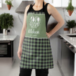 Delantal Nombre de la cocina de la placa de búfalo verde sa<br><div class="desc">Presentamos nuestro elegante restaurante Plaid Kitchen Name Apron, un accesorio imprescindible para el chef moderno. Este delantal, hecho con materiales de alta calidad, combina el diseño clásico de mantas de búfalo con un toque personalizado. Diseñado tanto para su estilo como para su funcionalidad, el delantal presenta un estilo de manto...</div>