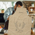 Delantal Nombre de la familia Monograma elegante personaliz<br><div class="desc">Monograma personalizado y nombre con familia años de moda elegante casa de campo estilo casa de campo color beige color burlap (IMPRESO) delantal para papá, abuelo u otros miembros de la familia. Puede reemplazarlo con el nombre. Un regalo moderno para bodas, aniversarios, amas de casa, Acción de Gracias, Navidades, reuniones...</div>