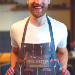 Delantal Nombre de la horquilla de parrilla de salchicha de<br><div class="desc">Este diseño fresco y moderno es perfecto para el maestro de la parrillada. Se compone de una salchicha de color marrón, marrón, marrón, plateado, negro y dorado oscuro con un patrón de ilustracion de personalizado de tenedor a la parrilla encima de un patrón abstracto de color marrón chocolate. Este diseño...</div>