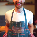 Delantal Nombre de la horquilla de parrilla de salchicha ve<br><div class="desc">Este diseño fresco y moderno es perfecto para el maestro de la parrillada. Se compone de una salchicha de color marrón, marrón, marrón, plateado, negro y oro oscuro con un patrón de ilustracion de personalizado de tenedor de parrilla sobre un patrón abstracto verde de cazador de bosques. Este diseño también...</div>