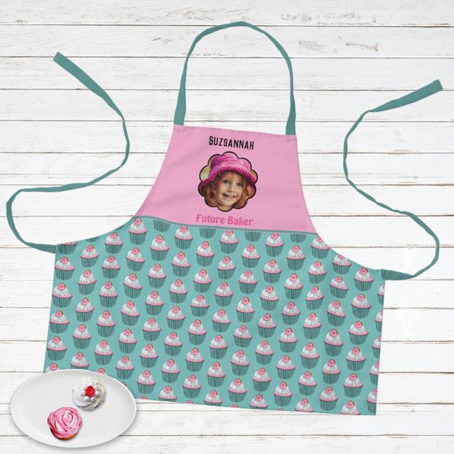 Delantal Nombre de la plantilla de la foto del Personalizad (Fun custom photo and cupcake pattern kids apron design with personalized text. )