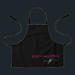 Delantal Nombre de monograma Black Hot Pink personalizado p<br><div class="desc">Niños Moderno Monogramado Negro y Moderno Rosa Caliente con Elegante Apron Moderno. Este delantal puede ser personalizado para incluir sus iniciales y nombre de pila y es perfecto para su cumpleaños, ducha de bebé, boda, ducha de novia, aniversario, día de la madre o regalo de soltera. Póngase en contacto con...</div>