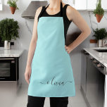 Delantal Nombre de Monograma del Guión Azul Verde azulado M<br><div class="desc">Apron con el nombre del monograma Verde azulado azul Aqua. Esto hace que el dulce perfecto cumpleaños 16,  boda,  ducha de novia,  aniversario,  ducha de bebé o fiesta de soltera sea regalo para alguien que ama el lujo glam y los estilos de moda.</div>