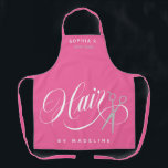 Delantal Nombre del empleado de la peluquería de las tijera<br><div class="desc">Espectro estilista de pelo rosa con detalles de color blanco y plateado. El pelo se escribe a través de la mitad inferior del delantal en un guion blanco giratorio junto a un par de tijeras. ¡Añade tu nombre de empleado!</div>