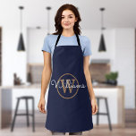 Delantal Nombre del guión del Monograma de Oro Azul de la M<br><div class="desc">Moderno y elegante diseño de escritura azul marino y dorado nombre monograma delantal. Puede personalizar el nombre y el monograma inicial para crear su propio diseño único. Diseñado por Thisisnotme©</div>