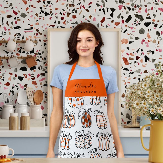 Delantal Nombre del guión del patrón de calabaza del naranj (Orange Pumpkin Pattern Script Name Monogram Chef Apron)