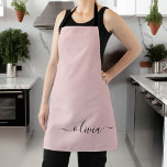 Delantal Nombre del Monograma de Rubor Dusty Pink Moderne S<br><div class="desc">Apron con el nombre del monograma rosado oxidado de Rubor. Esto hace que el dulce perfecto cumpleaños 16,  boda,  ducha de novia,  aniversario,  ducha de bebé o fiesta de soltera sea regalo para alguien que ama el lujo glam y los estilos de moda.</div>