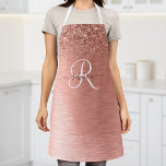 Delantal Nombre del monograma del Purpurina Metalizado cepi<br><div class="desc">Personaliza fácilmente este diseño de delantales de moda a la moda con purpurina brillante de oro rosa bonito sobre un fondo metálico rosa cepillado de oro.</div>