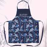 Delantal Nombre del patrón del patrón de hoja tropical azul<br><div class="desc">Ara Parrot Blue Tropical Leaf Pattern Name Apron. Patrón de área azul sobre fondo azul oscuro con hojas tropicales. Agrega tu nombre o borra.</div>