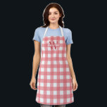 Delantal Nombre inicial de Gingham blanco rosado<br><div class="desc">Pink gingham delantal con su inicial en rojo pálido y apellido en blanco.</div>