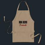 Delantal Nombre personalizado BBQ King aprons para hombres<br><div class="desc">Nombre personalizado BBQ King delantales para hombres. Divertida idea de regalo de cumpleaños para los hombres que aman la parrillada y la cocina al aire libre. Compra uno para el padre del chef, tío, marido, abuelo, hermano, etc. Parques reales de parrilladas humorísticas en blanco, beige y amarillo. Diseño masculino con...</div>