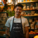 Delantal Nombre personalizado Cocina del chef blanco negro<br><div class="desc">Añada un toque de estilo personalizado a la cocina con este Apron blanco y negro de la cocina del chef. Con un diseño elegante y minimalista, este delantal puede ser personalizado con un nombre para un regalo reflexivo y funcional. Ideal para cocineros caseros, chefs profesionales o cualquier persona que ame...</div>