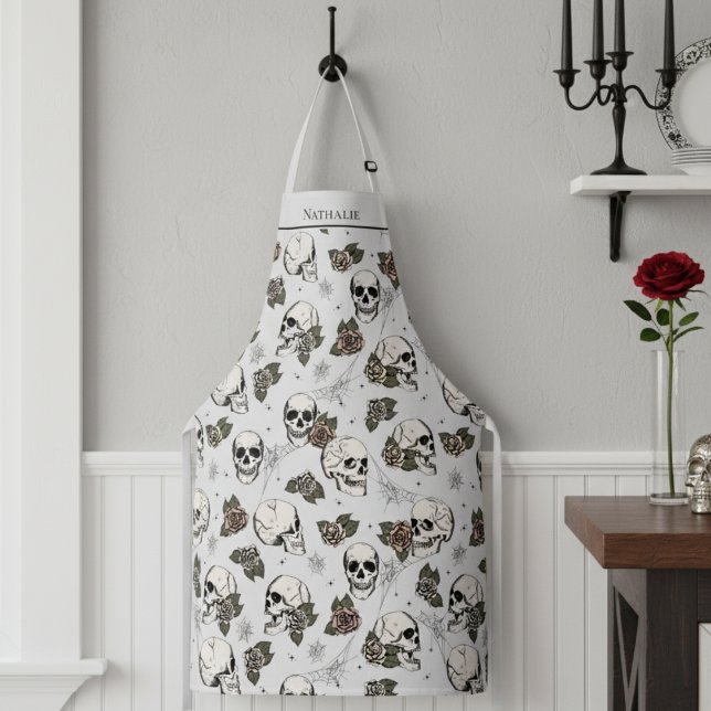 Delantal Nombre personalizado de cráneos góticos y Rosas de (Gothic Halloween or Dia de los Muertos Floral Skull Apron for Her. Skulls, Roses & Webs Fall Pattern)