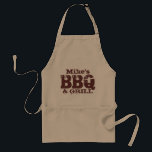 Delantal Nombre personalizado de la plataforma de barbacoa<br><div class="desc">Nombre personalizado del delantal de barbacoa para los chicos. Colores beige marrón oscuro. Mike's BBQ and grill. Nombre personalizable. Cuidada idea de regalo de barbacoa al aire libre para papá,  tío,  esposo,  abuelo,  hermano,  etc.</div>