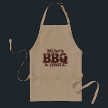 Delantal Nombre personalizado de la plataforma de barbacoa<br><div class="desc">Nombre personalizado del delantal de barbacoa para los chicos. Colores beige marrón oscuro. Mike's BBQ and grill. Nombre personalizable. Cuidada idea de regalo de barbacoa al aire libre para papá,  tío,  esposo,  abuelo,  hermano,  etc.</div>
