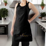 Delantal Oro Negro Nombre Monograma Moderno Escritura Femen<br><div class="desc">Delantal Monograma Negro y Oro. Este es el regalo perfecto para cumpleaños 16,  boda,  despedida de soltera,  aniversario,  baby shower o fiesta de soltera para alguien que ama el lujo y los estilos chic.</div>