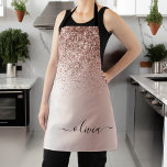 Delantal Oro Rosa - Nombre Metalizado del monograma del Pur<br><div class="desc">Oro Rosa - Purpurina de espuma metálica de Relieve metalizado de imitación rosada de Rubor Cepillado Monograma Metalizado Apron. Esto hace que el dulce perfecto cumpleaños 16, boda, ducha de novia, aniversario, ducha de bebé o fiesta de soltera sea regalo para alguien que ama el lujo glam y los estilos...</div>