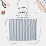 Delantal Panadería, horneado de rayas blancas y azules del<br><div class="desc">Haz de este bonito delantal tu propio nombre,  nombre de familia o nombre de compañía,  así como dos áreas más personalizadas para tu texto.Diseño con magnífico guión de "Panadería" escrito a mano con caligrafía y patrón de franja blanca y azul. ¡Gran idea de regalo personalizado!</div>