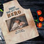 Delantal Papi Hero Watercolor Padre Keepsake Foto de la fam<br><div class="desc">Placa fotográfica de papá Hero Watercolor Padre Keepsake. De hija o hijo al héroe especial en su vida. Añade tu foto y nombre. Puedes cambiar a papá en papá, papá, papa, pap, .. El fondo es una acuarela de color naranja. Un regalo perfecto y un encantador regalo del Día del...</div>