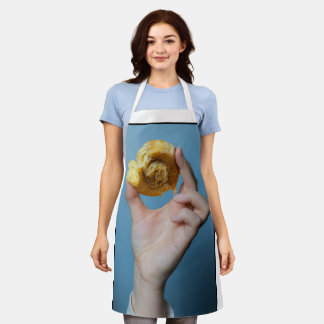 delantal para mujeres en la cocina