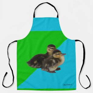 Delantal Patitos 1 sobre Césped Verde y Cielo Azul