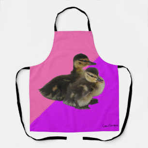 Delantal Patitos sobre sorbete de frambuesa rosa y púrpura