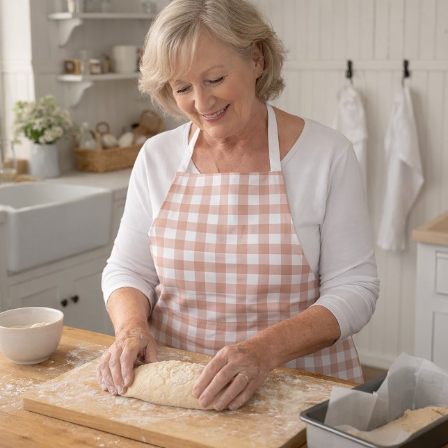 Delantal Patrón de cuadros escoceses de gingham rosa y blan (An apron with a blush pink and white gingham pattern.)