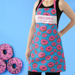 Delantal Patrón de donut rosado, rociadores y nombre person<br><div class="desc">Espectro divertido con un patrón de donuts rosados y dos líneas de texto personalizado. Añade el nombre de una persona, deja el nombre de la tienda o borra el texto y el rectángulo y simplemente usa el patrón. Perfecto para fiestas de cumpleaños, propietarios de cafés, chefs en ciernes, regalos de...</div>