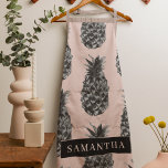 Delantal Patrón de piña rosa y gris tropical con nombre<br><div class="desc">Patrón de piña rosa y gris tropical con nombre</div>