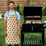 Delantal Patrón de sandía roja de verano de frugalidad<br><div class="desc">Apron presenta un patrón de fruta veraniega de sandías rojas parcialmente comidas en un fondo amarillo claro. *Tenga en cuenta que la marca de agua Zazzle que aparece en la vista previa del zoom NO aparecerá en el producto impreso final. © Rosewood y Citrus</div>