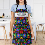 Delantal Patrón floral mexicano: Abuela, Personalizado de c<br><div class="desc">Un delantal con un patrón mexicano de flores coloridas, pájaros y adornos ambientados en un fondo negro y dos líneas de texto personalizado. Añade el nombre de una persona, el nombre de tu Abuela, el nombre del restaurante, el nombre del café o tienda, o borra el texto y el rectángulo...</div>