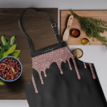 Delantal Perforaciones personalizadas del Rosa negro del Pu<br><div class="desc">El Purpurina Girly Black y Rosa Gold Sparkle Drips Personalizado en todo el Print Apron con nuestro moderno purpurina de imitación gotea en oro rosa/rosa de color rosa negro sobre un fondo negro de moda. Diseñado por Cedar y String. Para personalizar aún más, por favor haga clic en el enlace...</div>
