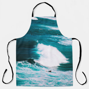 DELANTAL PERSONA EN SURFBOARD CON ONDAS DE OCÉANO
